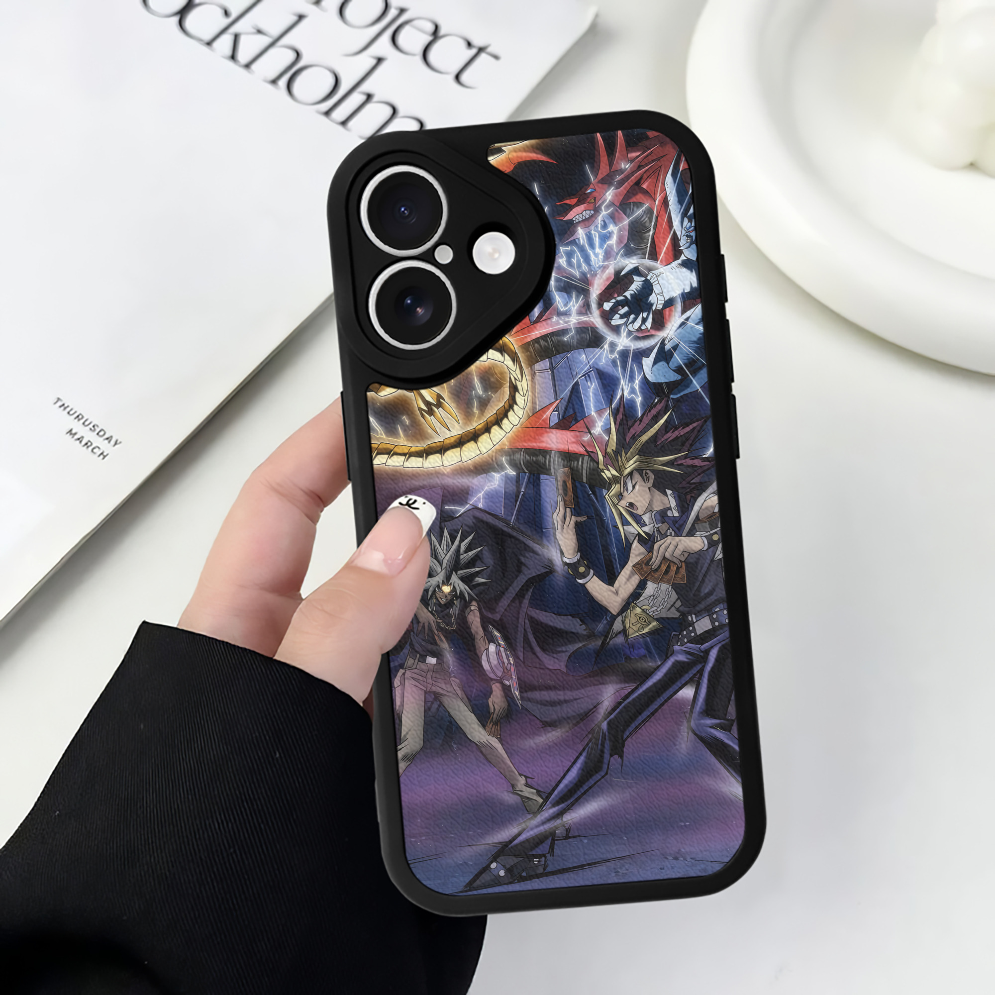 （画像用） 遊☆戯☆王 Yu-Gi-Oh! 【iPhone 16シリーズ対応】シリコンスマホケース（レザー調） 材質：シリコン